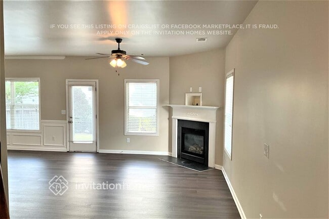 3887 Lake Manor Way in Atlanta, GA - Foto de edificio - Building Photo