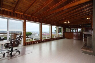 1002 Browns Point Blvd NE in Tacoma, WA - Building Photo - Building Photo