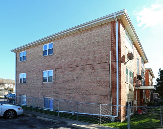 9658 Golf Ter in Des Plaines, IL - Building Photo - Building Photo