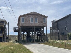 57154 Lighthouse Rd in Hatteras, NC - Foto de edificio - Building Photo