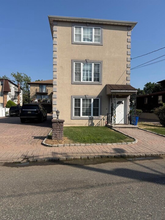 1128 Farm Rd in Secaucus, NJ - Building Photo