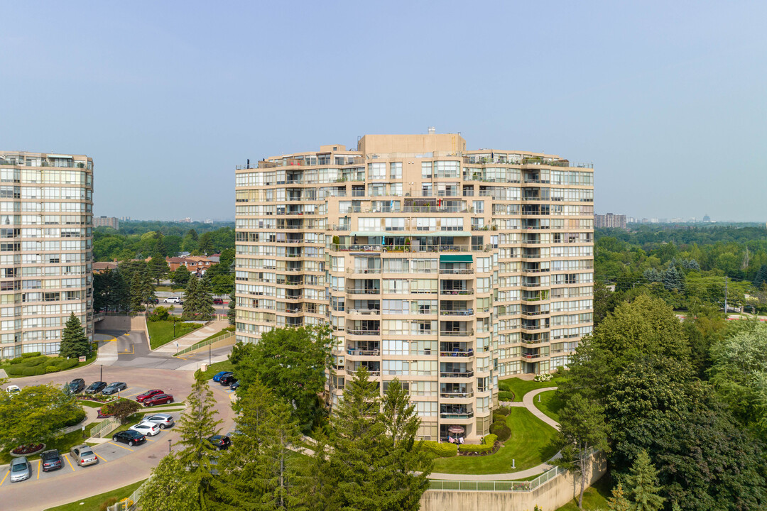 20 Guildwood Pky in Toronto, ON - Building Photo