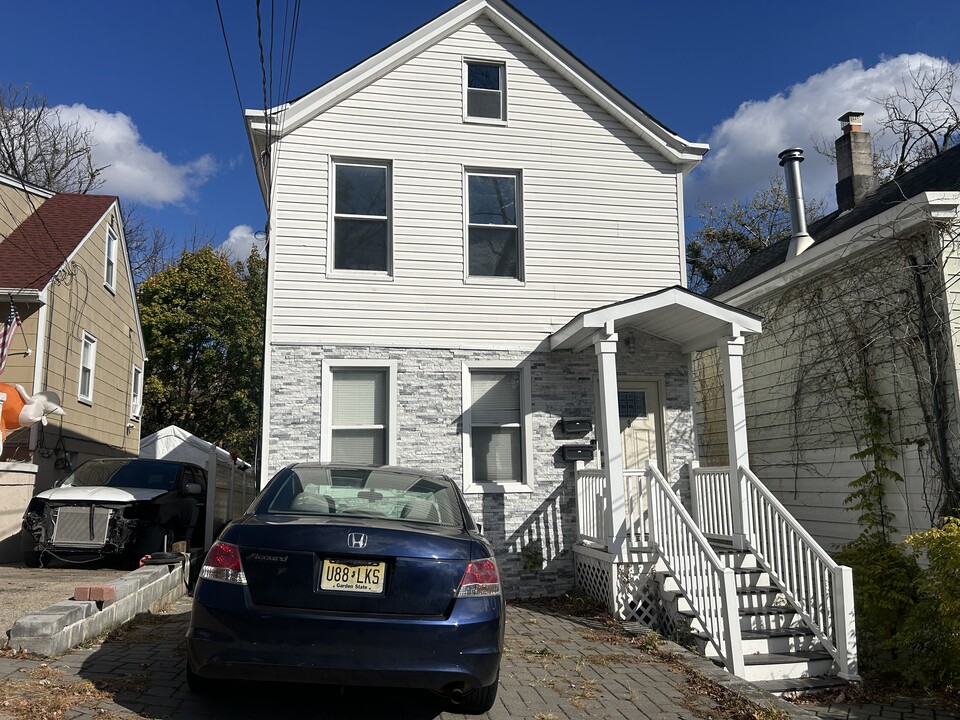 9 Mohawk Ave in Hawthorne, NJ - Building Photo