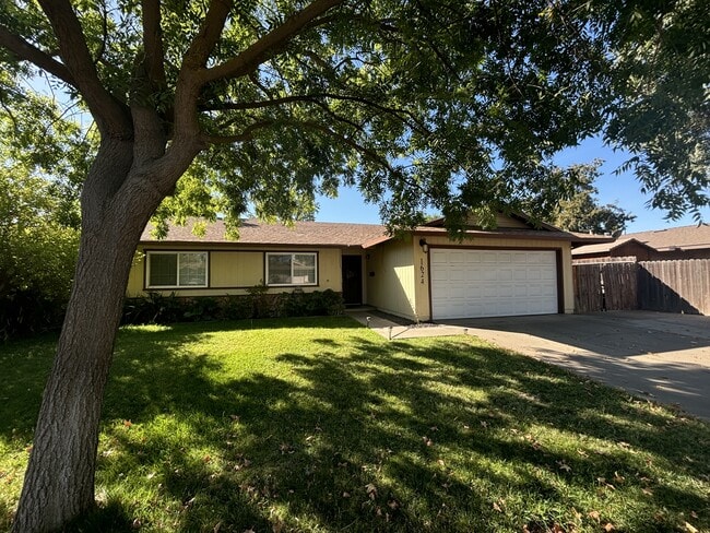 1624 Falmouth Way in Modesto, CA - Building Photo - Building Photo
