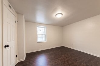 601 E Warrington Ave, Unit Apt 4 in Pittsburgh, PA - Foto de edificio - Building Photo