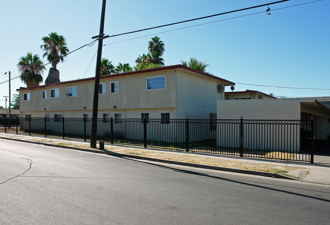 404 S Chestnut Ave in Fresno, CA - Building Photo