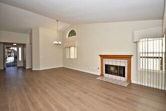 1996 Stonecrest Ct in Vista, CA - Building Photo - Building Photo