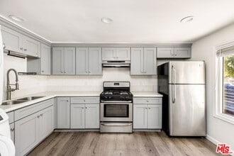 1037 Blake Ave in Los Angeles, CA - Building Photo - Building Photo