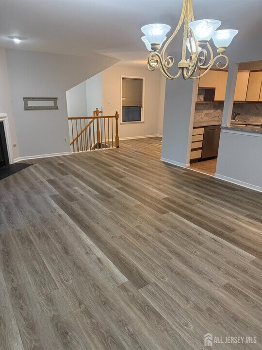 604 Woodhaven Dr in Edison, NJ - Building Photo