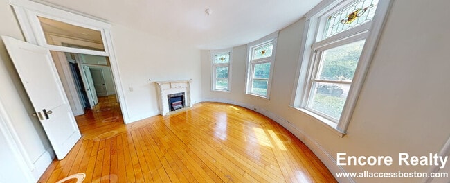 1822 Beacon St, Unit 2 in Brookline, MA - Foto de edificio - Building Photo