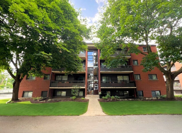 Red Oak Apartments in Guelph, ON - Building Photo