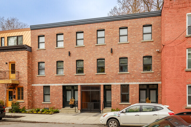 2709 Saint-Charles Rue in Montréal, QC - Building Photo - Building Photo