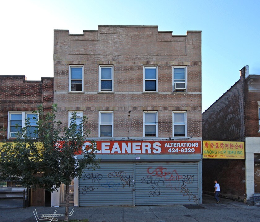 8506 52nd Ave in Flushing, NY - Building Photo