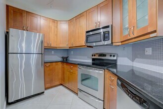 500 Uno Lago Dr in North Palm Beach, FL - Building Photo - Building Photo