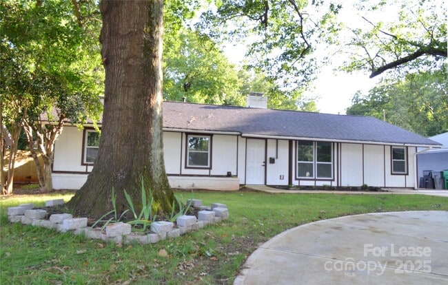 2000 Tyvola Rd in Charlotte, NC - Foto de edificio - Building Photo