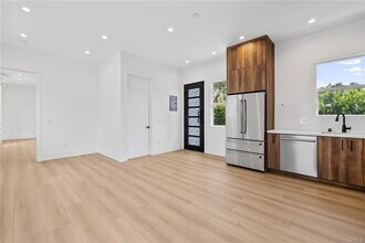 17175 Rayen St in Los Angeles, CA - Foto de edificio - Building Photo
