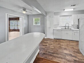 1302 Westward Ave in La Marque, TX - Foto de edificio - Building Photo