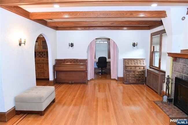 328 Demott Ave in Teaneck, NJ - Foto de edificio - Building Photo