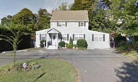 28 Bayview Ave in Amityville, NY - Building Photo