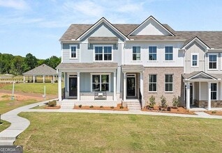 6741 Leigh St in Flowery Branch, GA - Foto de edificio - Building Photo