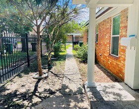 5830 Clarewood Dr in Houston, TX - Building Photo - Building Photo