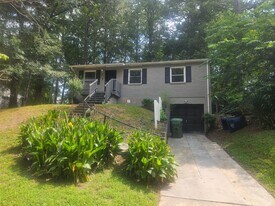 459 Fairlane Cir NW in Atlanta, GA - Building Photo