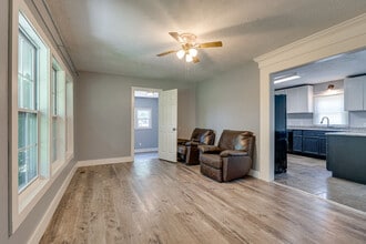 279 Stones River Rd in La Vergne, TN - Foto de edificio - Building Photo