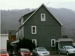 506 Ferry St in Montgomery, WV - Foto de edificio - Building Photo