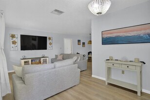 1045 N Cres Dr in Crystal River, FL - Building Photo