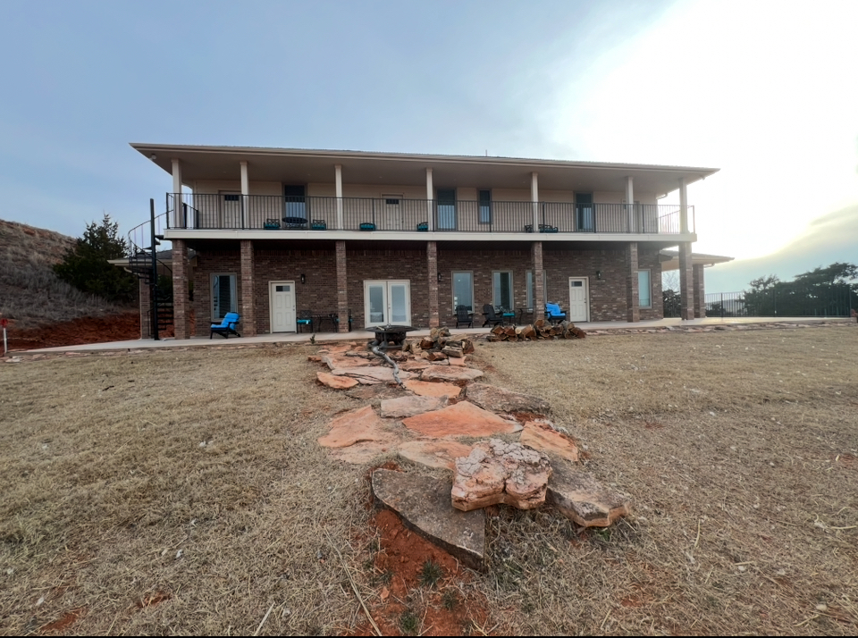 11200 N 2400 Rd in Colony, OK - Building Photo