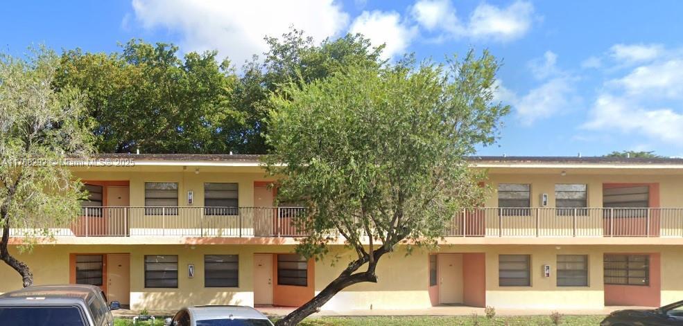 4178 Lakeside Dr in Tamarac, FL - Building Photo