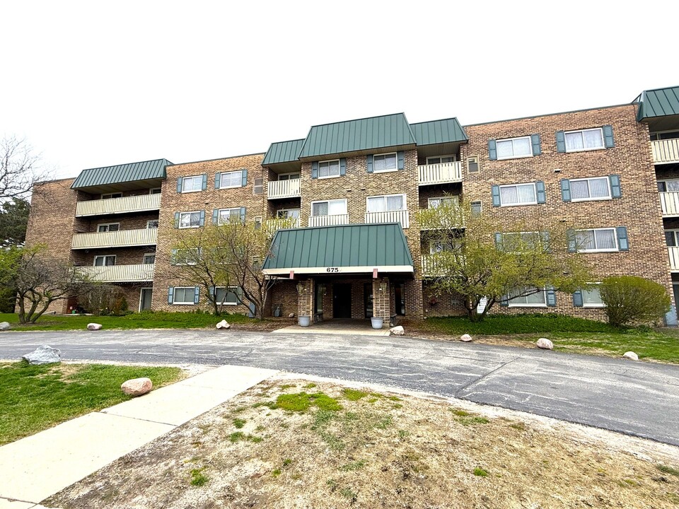 675 Grove Terrace in Elk Grove Village, IL - Foto de edificio
