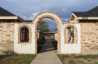 7 West Dr in Edinburg, TX - Building Photo