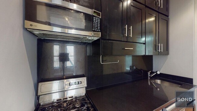 200 Stanton St in New York, NY - Building Photo - Building Photo