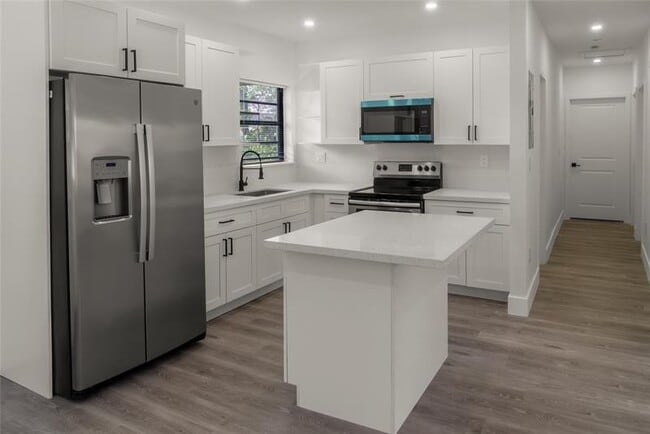 2724 SW 34th Ct in Miami, FL - Building Photo - Building Photo