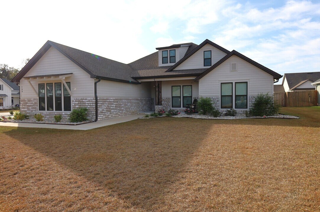 180 Floyd Mcneal Dr in Hahira, GA - Building Photo