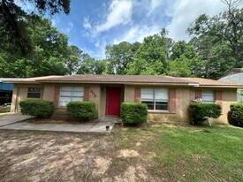 909 Lawrence Dr in Longview, TX - Building Photo