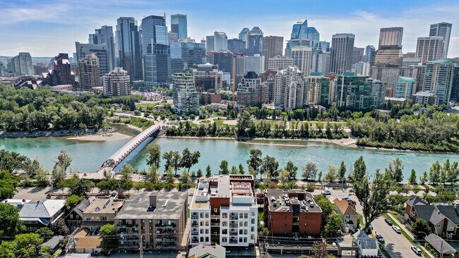 924 Memorial Dr NW in Calgary, AB - Building Photo - Building Photo