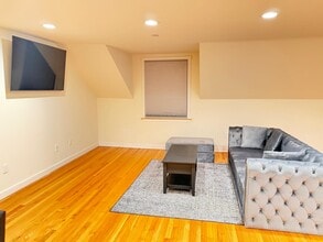 1017 E Front St in Port Angeles, WA - Building Photo - Building Photo