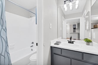 Miramar in Houston, TX - Foto de edificio - Interior Photo