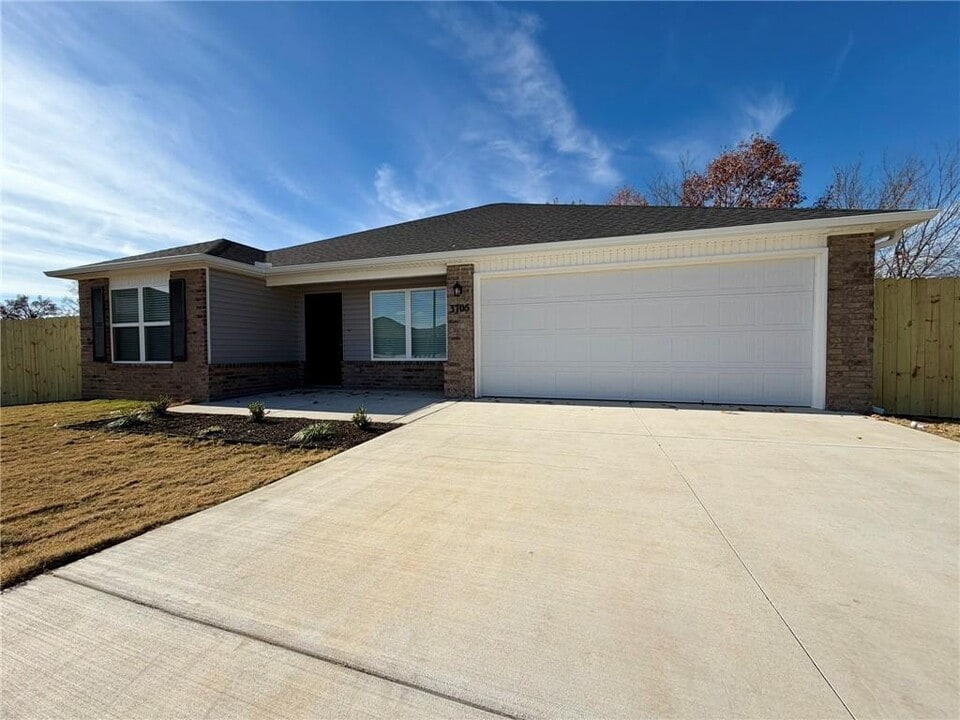 3705 N Carmine Dr in Siloam Springs, AR - Foto de edificio