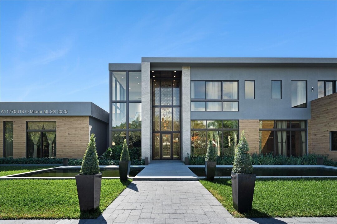 5900 SW 129th Terrace in Pinecrest, FL - Building Photo