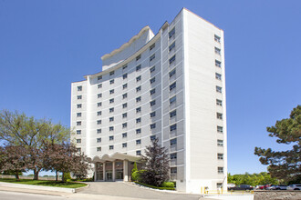 Harbourview Apartments in Oakville, ON - Building Photo - Building Photo