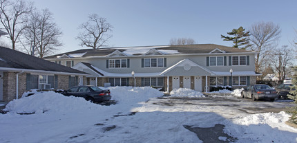 Shore Villas in Bay Shore, NY - Building Photo - Building Photo