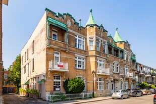 Le Louis IX in Montréal, QC - Building Photo