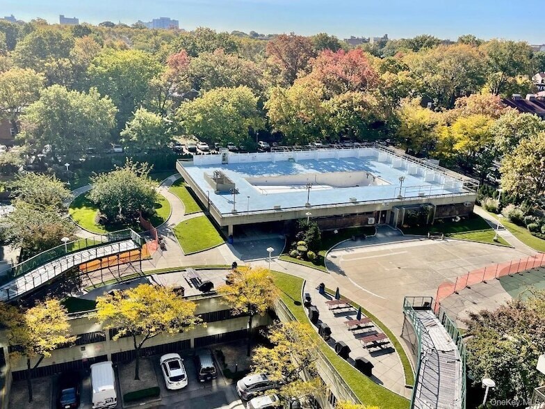15038 Union Tpke, Unit 10H in Queens, NY - Building Photo