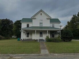 302 Dahl St in Madison, NC - Building Photo