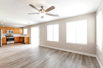 8457 Spencer Canyon St in Las Vegas, NV - Foto de edificio - Building Photo