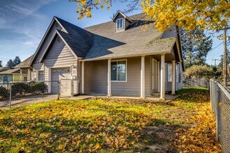 7130 SE Ogden St in Portland, OR - Building Photo - Building Photo