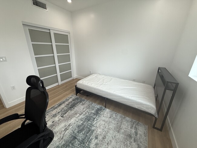 1200 W 37th Dr in Los Angeles, CA - Foto de edificio - Building Photo